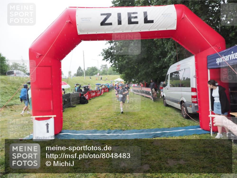 21.06.2025 - 27. Vierlanden-Triathlon MichiJ http://msf.ph/oto/8048483 15.06.2026 14:20:17 Ziel 910, 1209, 1213 meine-sportfotos.de