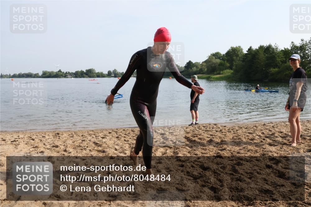 15.06.2025 - 27. Vierlanden-Triathlon Lena Gebhardt http://msf.ph/oto/8048484 15.06.2025 09:03:10 Schwimmen 219, 220, 248 meine-sportfotos.de