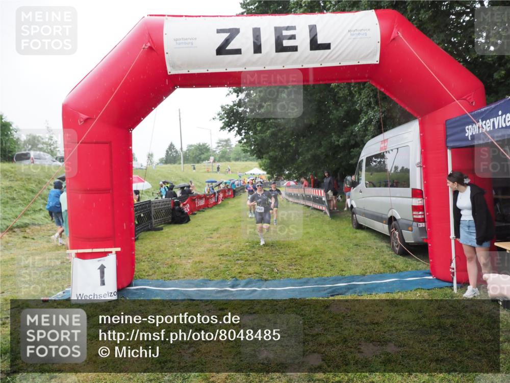 21.06.2025 - 27. Vierlanden-Triathlon MichiJ http://msf.ph/oto/8048485 15.06.2026 14:20:17 Ziel 910, 1209, 1213 meine-sportfotos.de