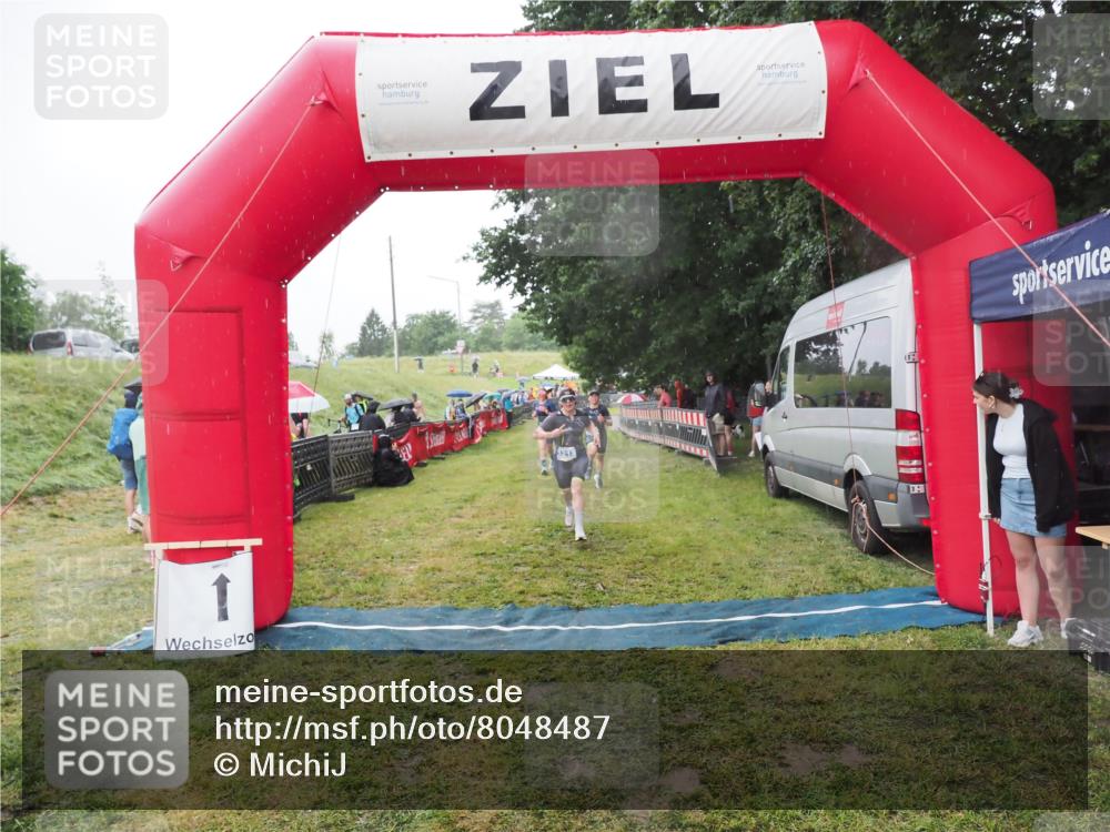 21.06.2025 - 27. Vierlanden-Triathlon MichiJ http://msf.ph/oto/8048487 15.06.2026 14:20:17 Ziel 910, 1209, 1213 meine-sportfotos.de