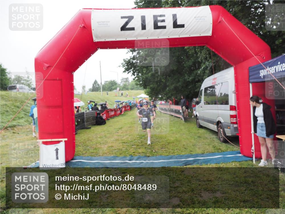 21.06.2025 - 27. Vierlanden-Triathlon MichiJ http://msf.ph/oto/8048489 15.06.2026 14:20:18 Ziel 910, 1209, 1213 meine-sportfotos.de