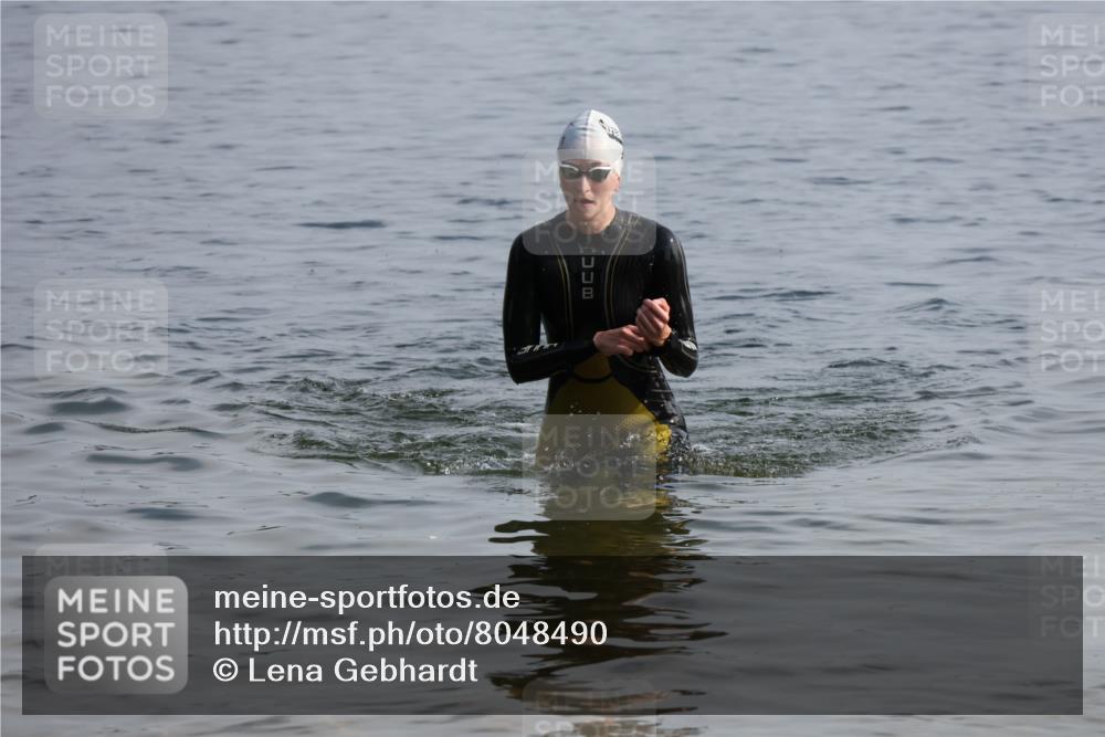 15.06.2025 - 27. Vierlanden-Triathlon Lena Gebhardt http://msf.ph/oto/8048490 15.06.2025 09:03:13 Schwimmen 219, 220, 248 meine-sportfotos.de