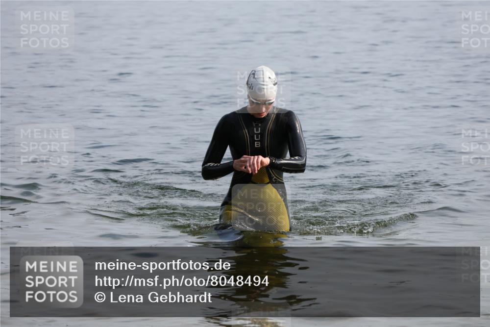 15.06.2025 - 27. Vierlanden-Triathlon Lena Gebhardt http://msf.ph/oto/8048494 15.06.2025 09:03:13 Schwimmen 219, 220, 248 meine-sportfotos.de