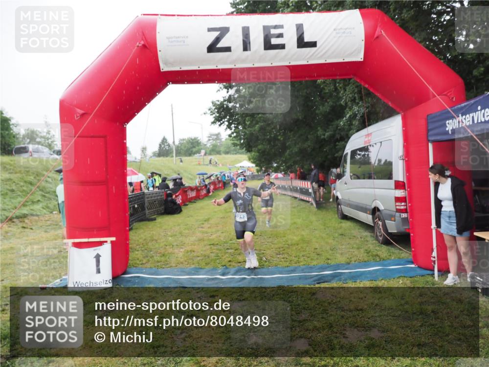 21.06.2025 - 27. Vierlanden-Triathlon MichiJ http://msf.ph/oto/8048498 15.06.2026 14:20:18 Ziel 910, 1209, 1213 meine-sportfotos.de