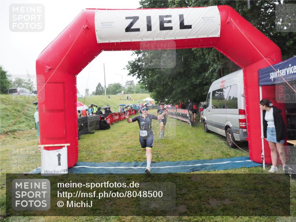 21.06.2025 - 27. Vierlanden-Triathlon MichiJ http://msf.ph/oto/8048500 15.06.2026 14:20:18 Ziel 910, 1209, 1213 meine-sportfotos.de