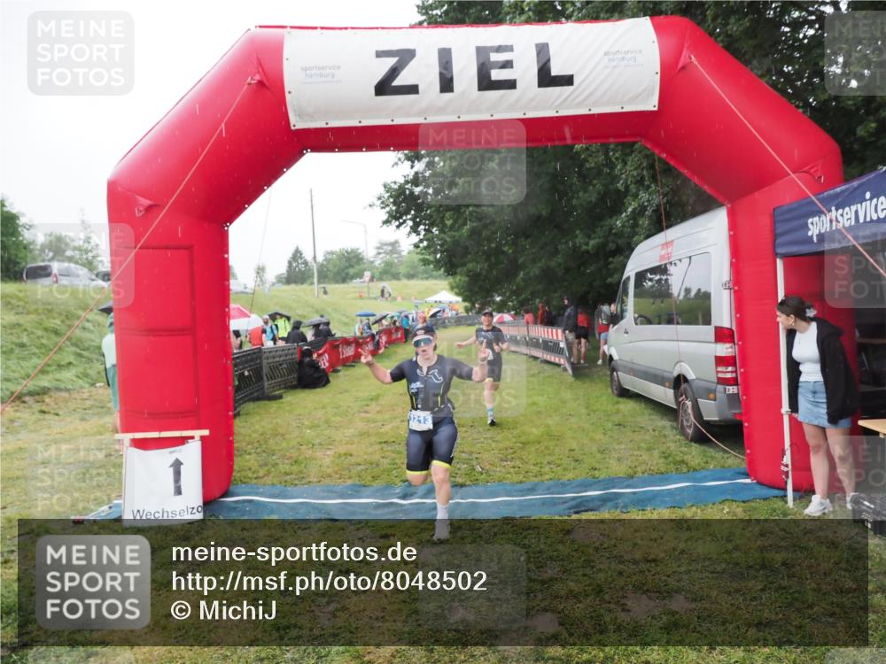 21.06.2025 - 27. Vierlanden-Triathlon MichiJ http://msf.ph/oto/8048502 15.06.2026 14:20:18 Ziel 910, 1209, 1213 meine-sportfotos.de
