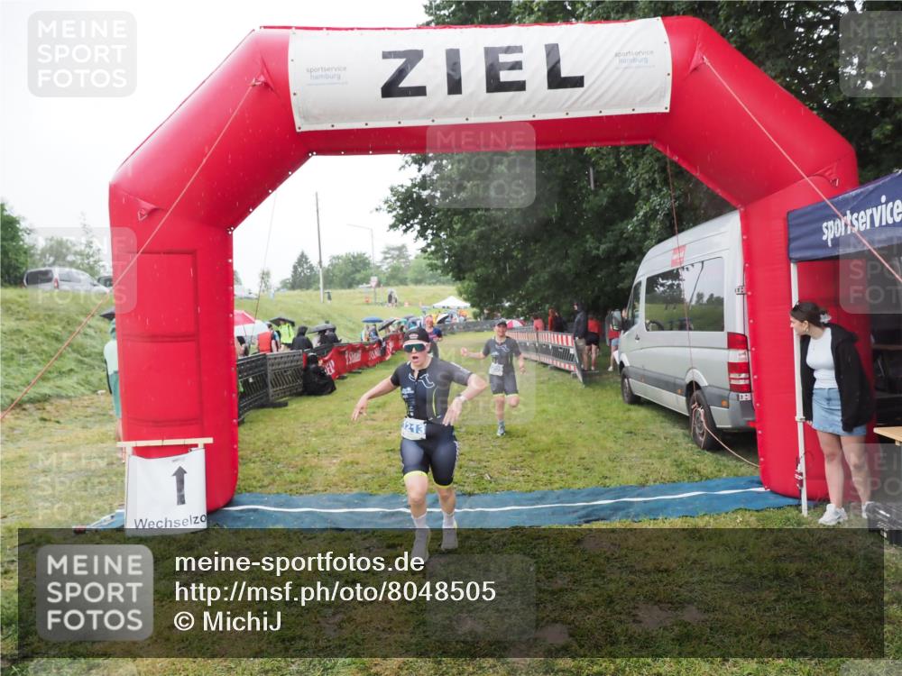 21.06.2025 - 27. Vierlanden-Triathlon MichiJ http://msf.ph/oto/8048505 15.06.2026 14:20:18 Ziel 910, 1209, 1213 meine-sportfotos.de