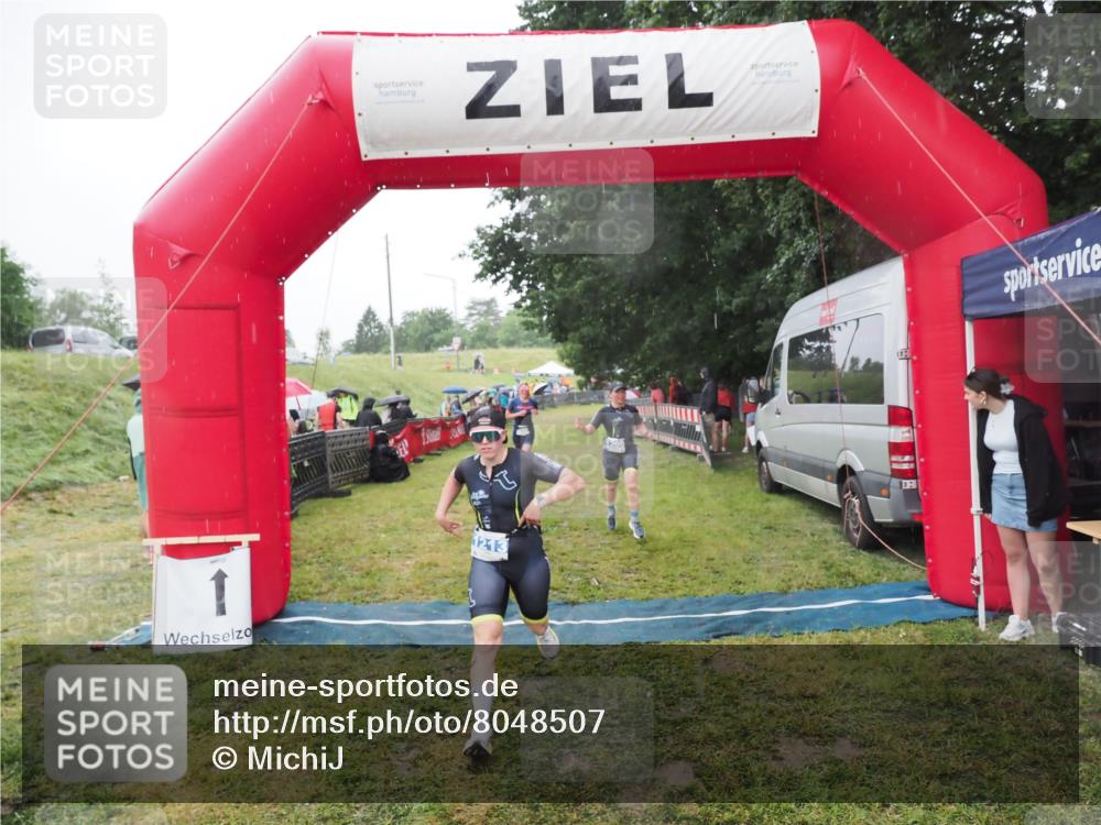 21.06.2025 - 27. Vierlanden-Triathlon MichiJ http://msf.ph/oto/8048507 15.06.2026 14:20:19 Ziel 910, 1209, 1213 meine-sportfotos.de