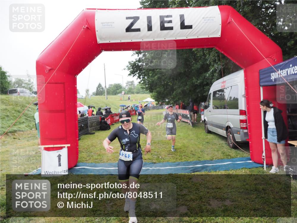 21.06.2025 - 27. Vierlanden-Triathlon MichiJ http://msf.ph/oto/8048511 15.06.2026 14:20:19 Ziel 910, 1209, 1213 meine-sportfotos.de