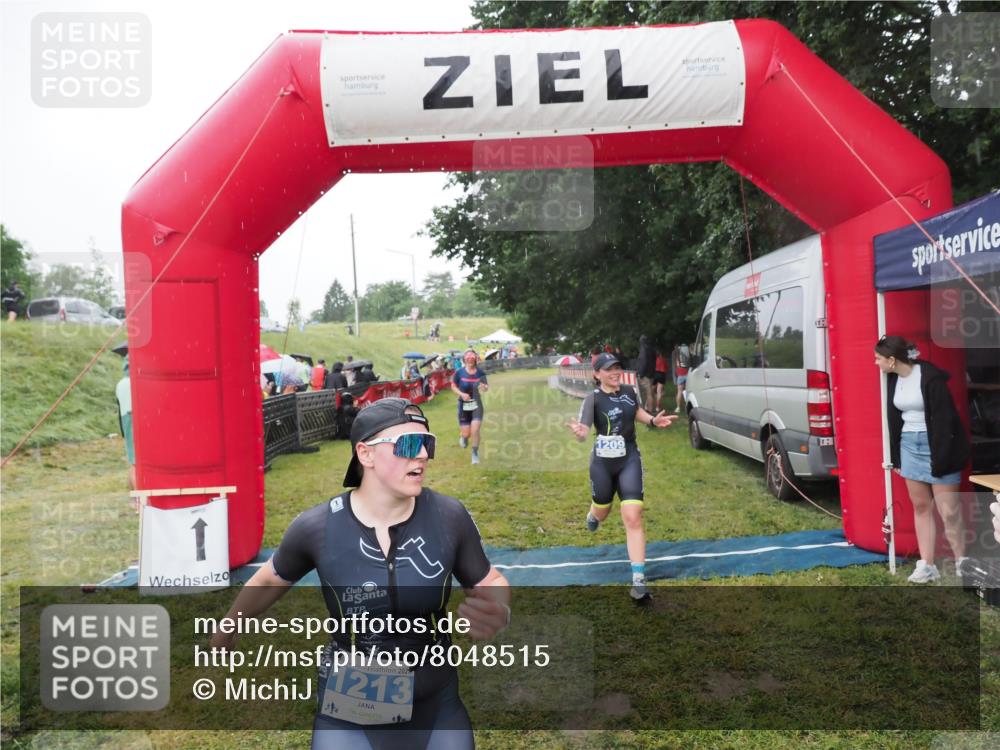 21.06.2025 - 27. Vierlanden-Triathlon MichiJ http://msf.ph/oto/8048515 15.06.2026 14:20:19 Ziel 910, 1209, 1213 meine-sportfotos.de