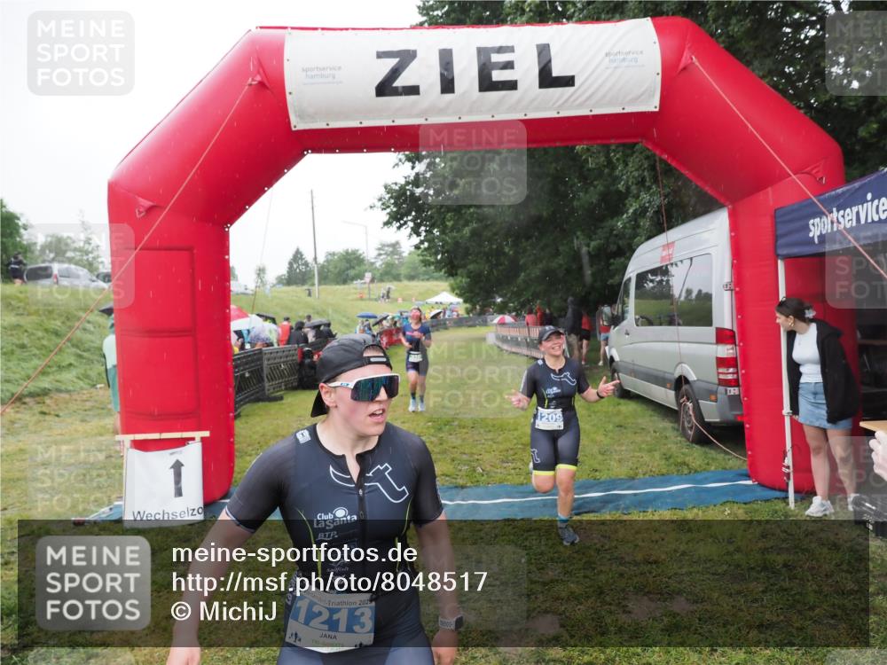21.06.2025 - 27. Vierlanden-Triathlon MichiJ http://msf.ph/oto/8048517 15.06.2026 14:20:20 Ziel 910, 1209, 1213 meine-sportfotos.de