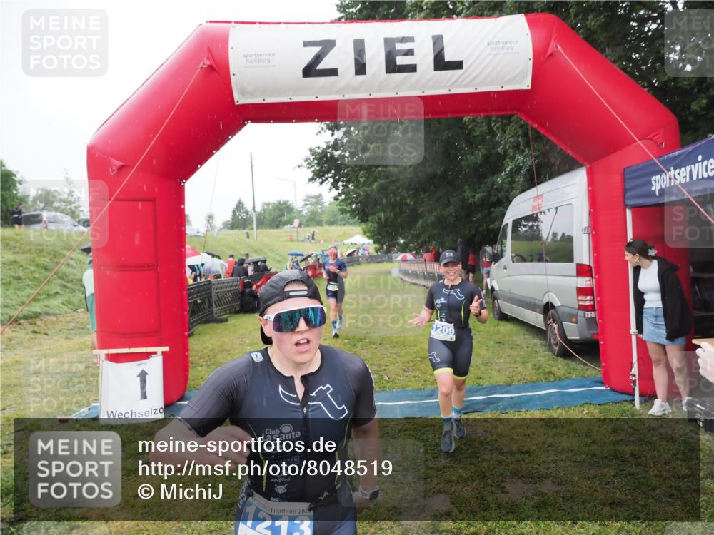 21.06.2025 - 27. Vierlanden-Triathlon MichiJ http://msf.ph/oto/8048519 15.06.2026 14:20:20 Ziel 910, 1209, 1213 meine-sportfotos.de
