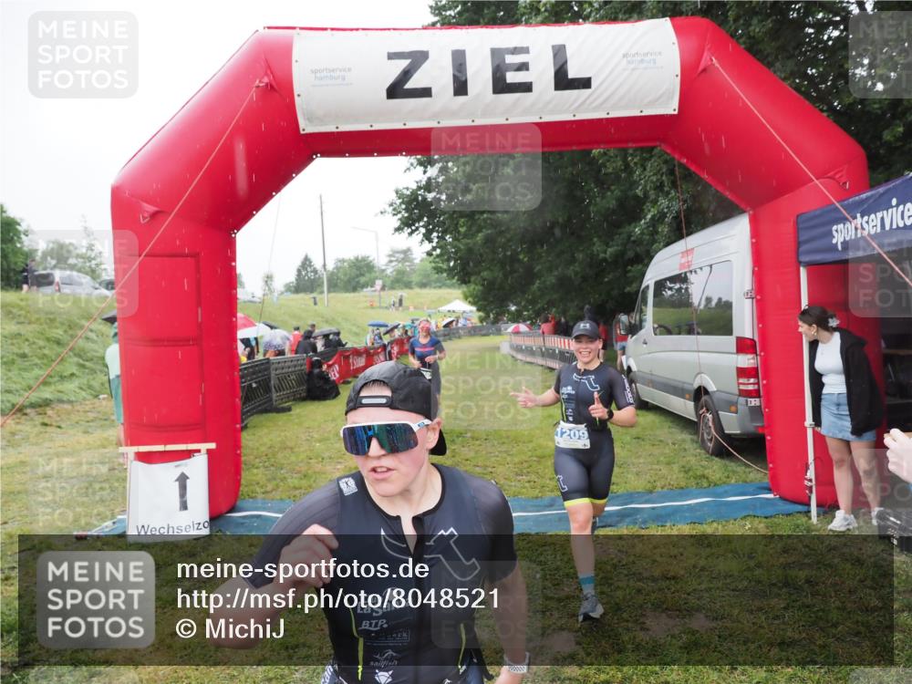 21.06.2025 - 27. Vierlanden-Triathlon MichiJ http://msf.ph/oto/8048521 15.06.2026 14:20:20 Ziel 910, 1209, 1213 meine-sportfotos.de