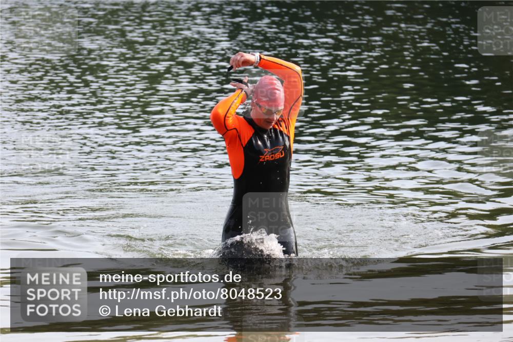 15.06.2025 - 27. Vierlanden-Triathlon Lena Gebhardt http://msf.ph/oto/8048523 15.06.2025 09:04:33 Schwimmen 247 meine-sportfotos.de