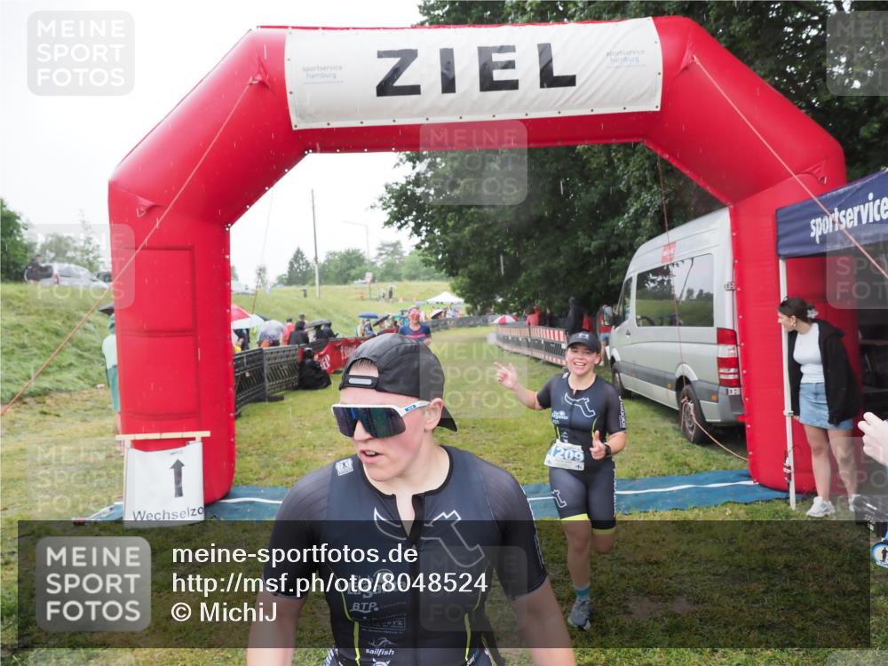 21.06.2025 - 27. Vierlanden-Triathlon MichiJ http://msf.ph/oto/8048524 15.06.2026 14:20:20 Ziel 910, 1209, 1213 meine-sportfotos.de