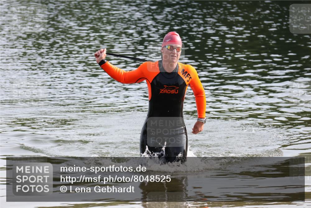 15.06.2025 - 27. Vierlanden-Triathlon Lena Gebhardt http://msf.ph/oto/8048525 15.06.2025 09:04:33 Schwimmen 247 meine-sportfotos.de