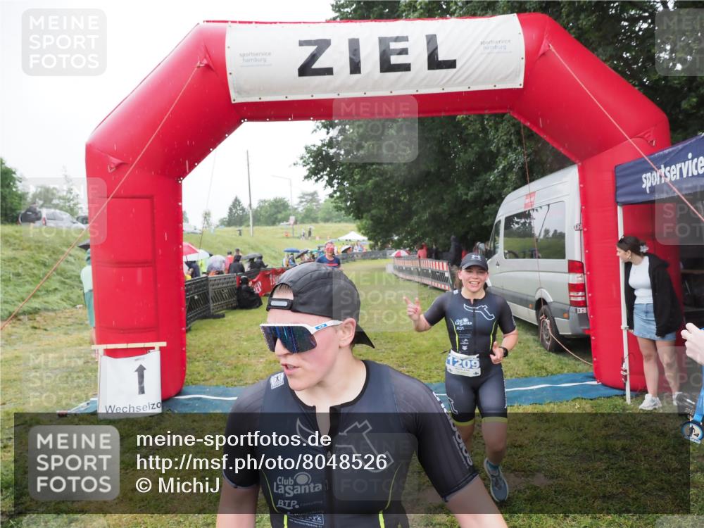 21.06.2025 - 27. Vierlanden-Triathlon MichiJ http://msf.ph/oto/8048526 15.06.2026 14:20:20 Ziel 910, 1209, 1213 meine-sportfotos.de