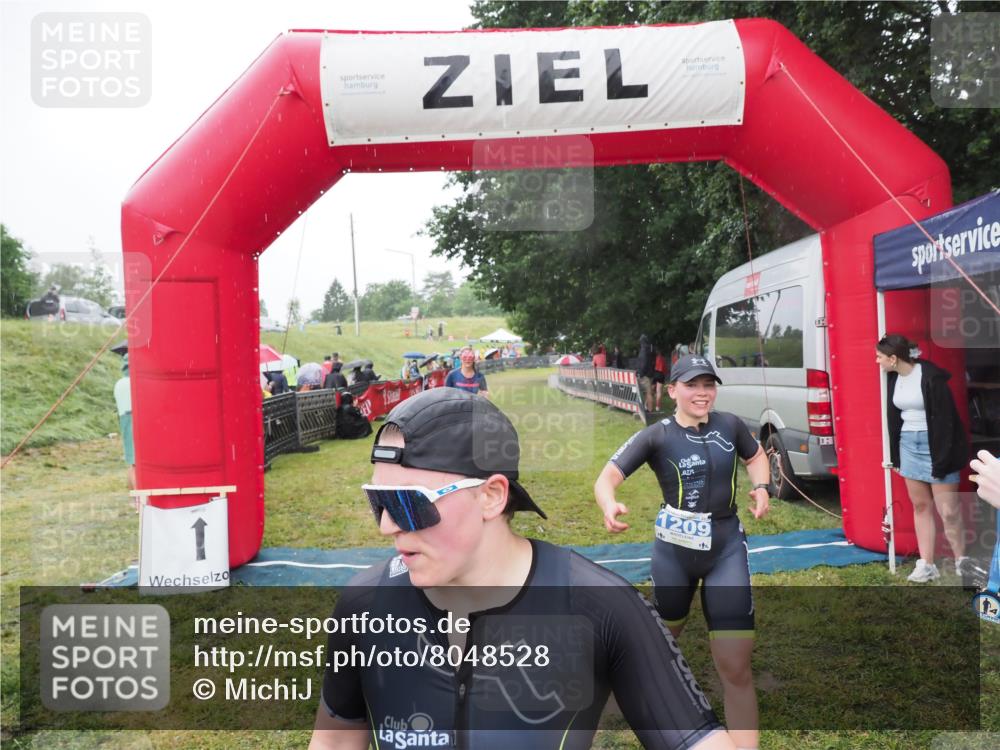 21.06.2025 - 27. Vierlanden-Triathlon MichiJ http://msf.ph/oto/8048528 15.06.2026 14:20:20 Ziel 910, 1209, 1213 meine-sportfotos.de