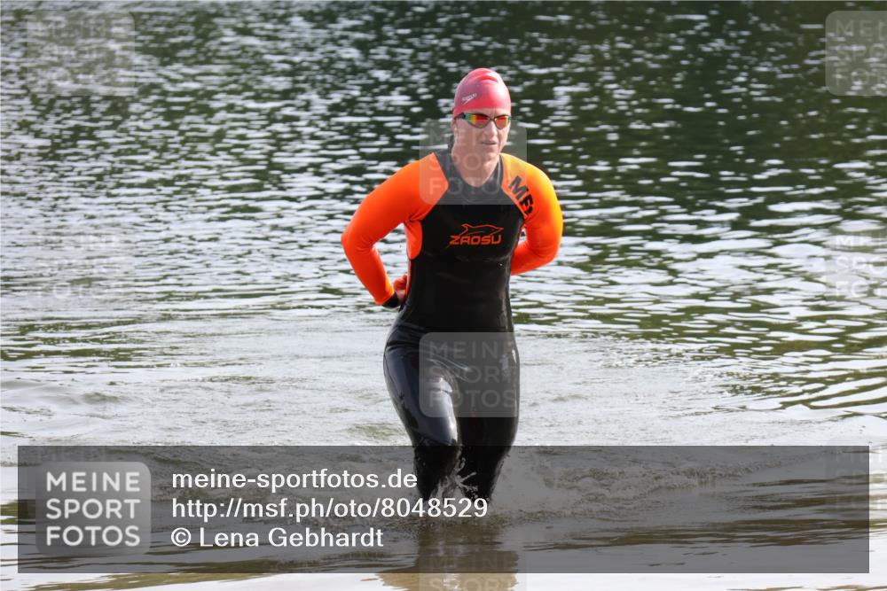 15.06.2025 - 27. Vierlanden-Triathlon Lena Gebhardt http://msf.ph/oto/8048529 15.06.2025 09:04:34 Schwimmen 247 meine-sportfotos.de