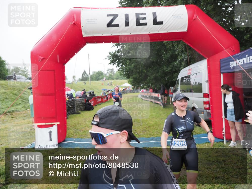 21.06.2025 - 27. Vierlanden-Triathlon MichiJ http://msf.ph/oto/8048530 15.06.2026 14:20:20 Ziel 910, 1209, 1213 meine-sportfotos.de
