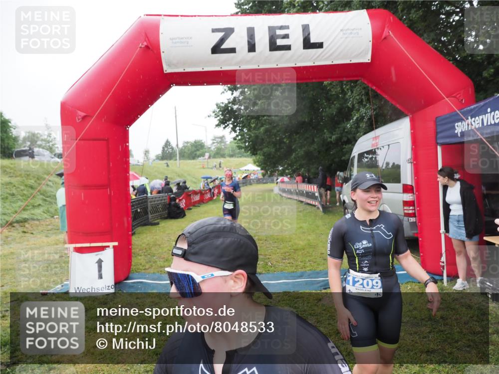 21.06.2025 - 27. Vierlanden-Triathlon MichiJ http://msf.ph/oto/8048533 15.06.2026 14:20:20 Ziel 910, 1209, 1213 meine-sportfotos.de