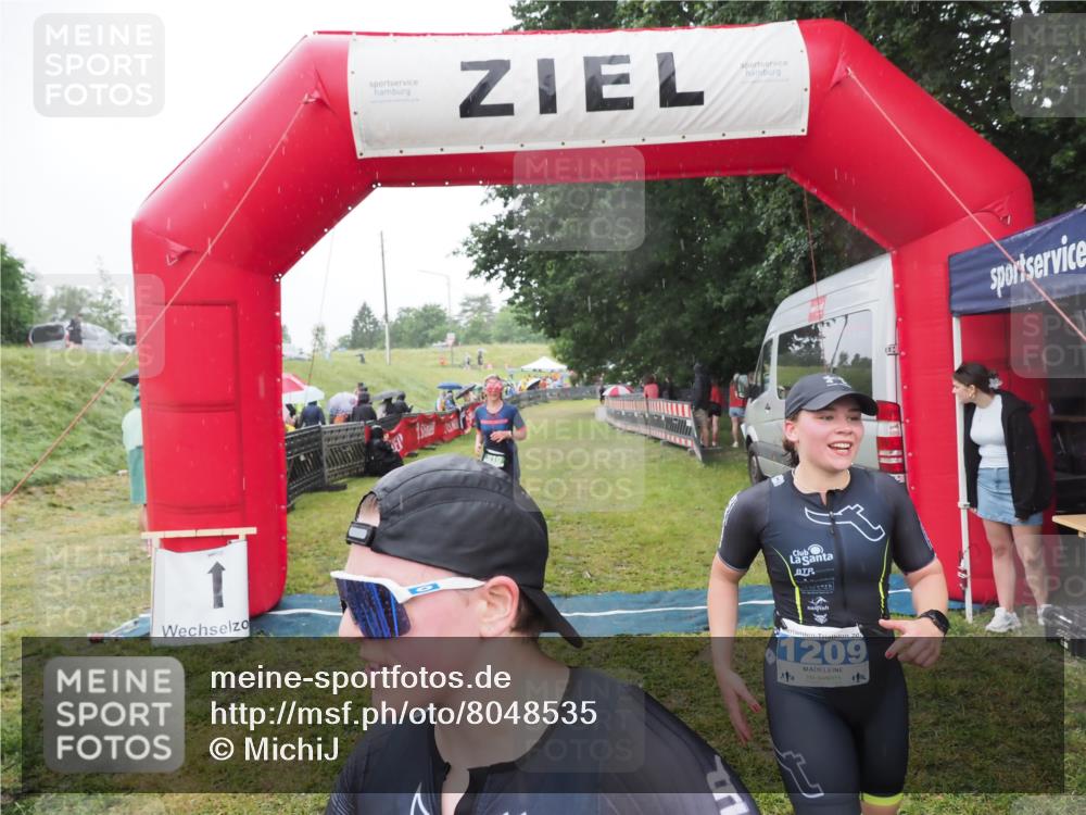 21.06.2025 - 27. Vierlanden-Triathlon MichiJ http://msf.ph/oto/8048535 15.06.2026 14:20:21 Ziel 910, 1209, 1213 meine-sportfotos.de