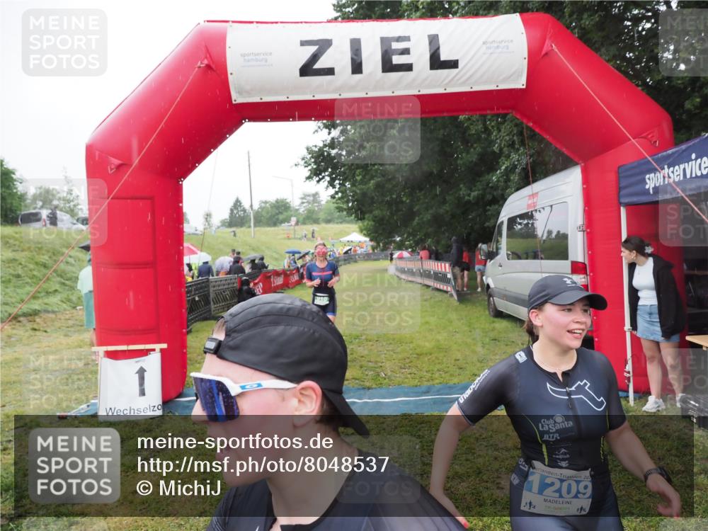 21.06.2025 - 27. Vierlanden-Triathlon MichiJ http://msf.ph/oto/8048537 15.06.2026 14:20:21 Ziel 910, 1209, 1213 meine-sportfotos.de