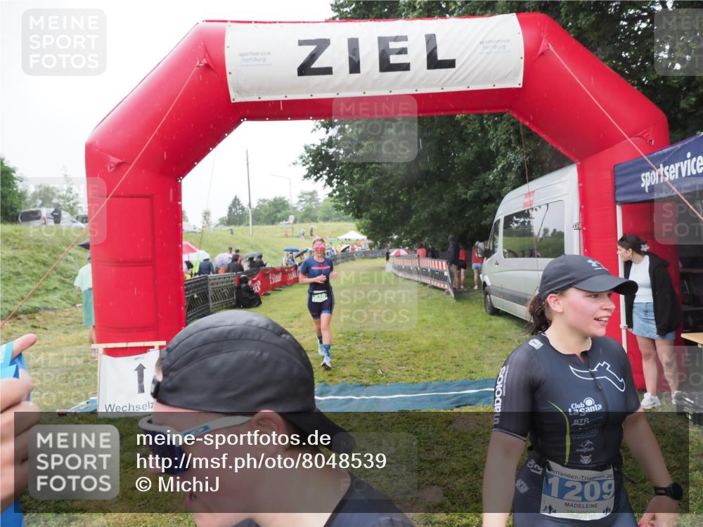 21.06.2025 - 27. Vierlanden-Triathlon MichiJ http://msf.ph/oto/8048539 15.06.2026 14:20:21 Ziel 910, 1209, 1213 meine-sportfotos.de