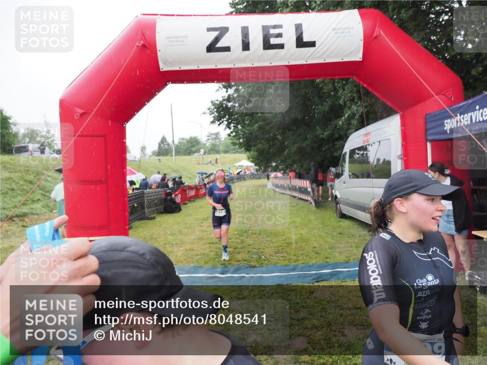 21.06.2025 - 27. Vierlanden-Triathlon MichiJ http://msf.ph/oto/8048541 15.06.2026 14:20:21 Ziel 910, 1209, 1213 meine-sportfotos.de