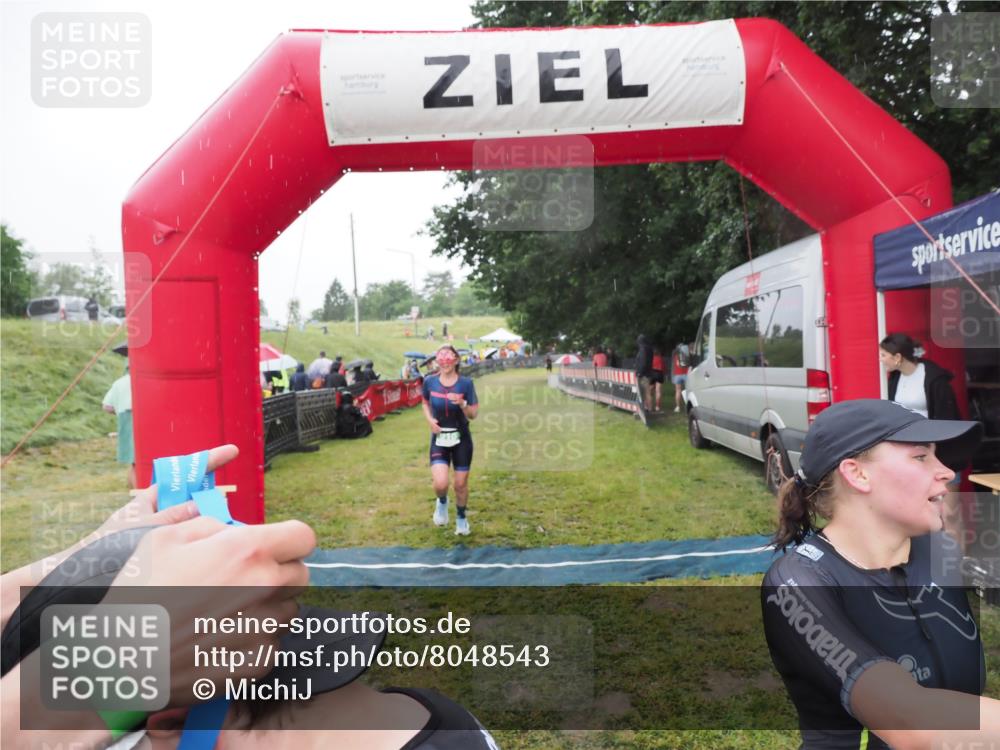21.06.2025 - 27. Vierlanden-Triathlon MichiJ http://msf.ph/oto/8048543 15.06.2026 14:20:21 Ziel 910, 1209, 1213 meine-sportfotos.de
