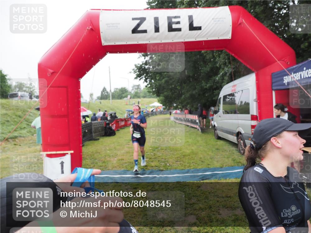 21.06.2025 - 27. Vierlanden-Triathlon MichiJ http://msf.ph/oto/8048545 15.06.2026 14:20:21 Ziel 910, 1209, 1213 meine-sportfotos.de