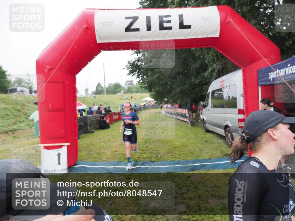 21.06.2025 - 27. Vierlanden-Triathlon MichiJ http://msf.ph/oto/8048547 15.06.2026 14:20:21 Ziel 910, 1209, 1213 meine-sportfotos.de