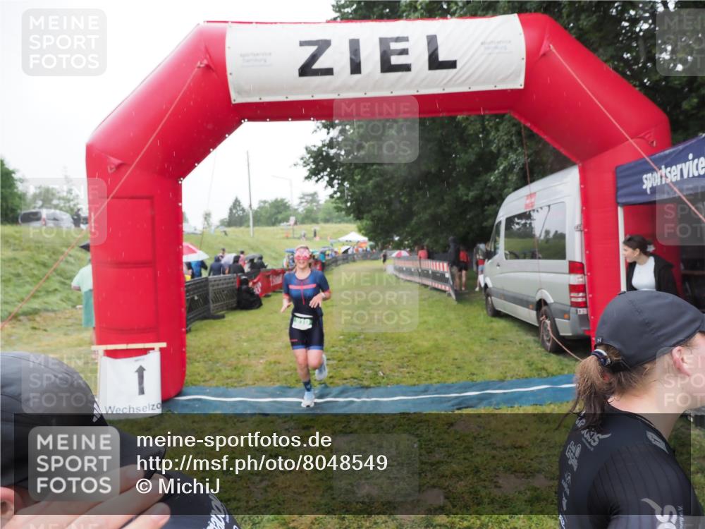 21.06.2025 - 27. Vierlanden-Triathlon MichiJ http://msf.ph/oto/8048549 15.06.2026 14:20:21 Ziel 910, 1209, 1213 meine-sportfotos.de