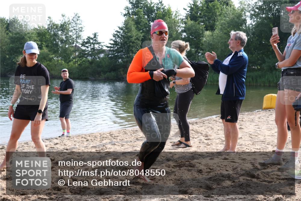 15.06.2025 - 27. Vierlanden-Triathlon Lena Gebhardt http://msf.ph/oto/8048550 15.06.2025 09:04:41 Schwimmen 247 meine-sportfotos.de