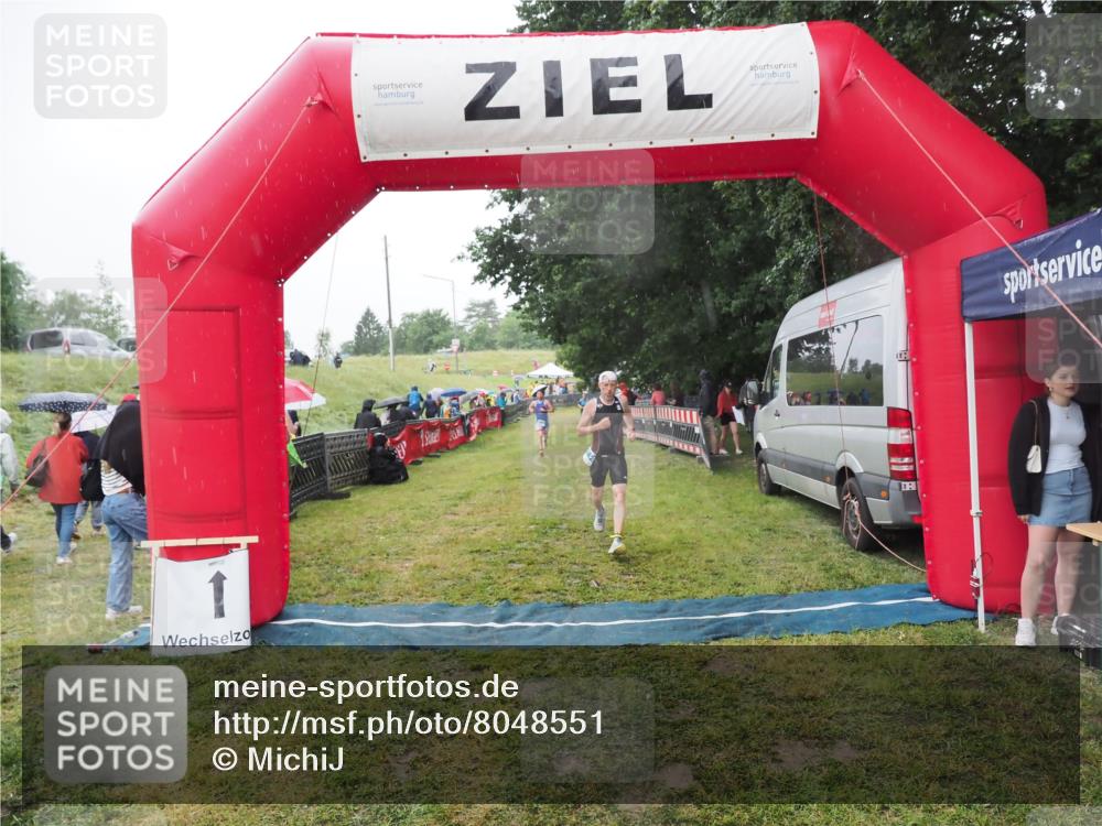 21.06.2025 - 27. Vierlanden-Triathlon MichiJ http://msf.ph/oto/8048551 15.06.2026 14:20:31 Ziel 1242, 1285 meine-sportfotos.de