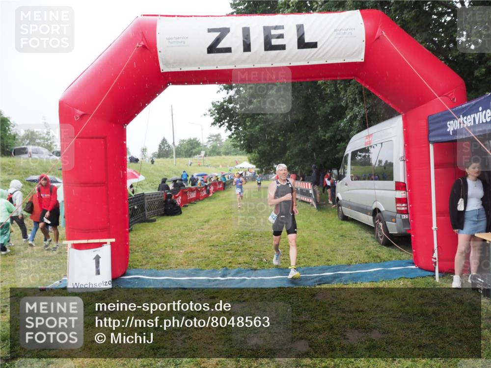 21.06.2025 - 27. Vierlanden-Triathlon MichiJ http://msf.ph/oto/8048563 15.06.2026 14:20:32 Ziel 1242, 1285 meine-sportfotos.de