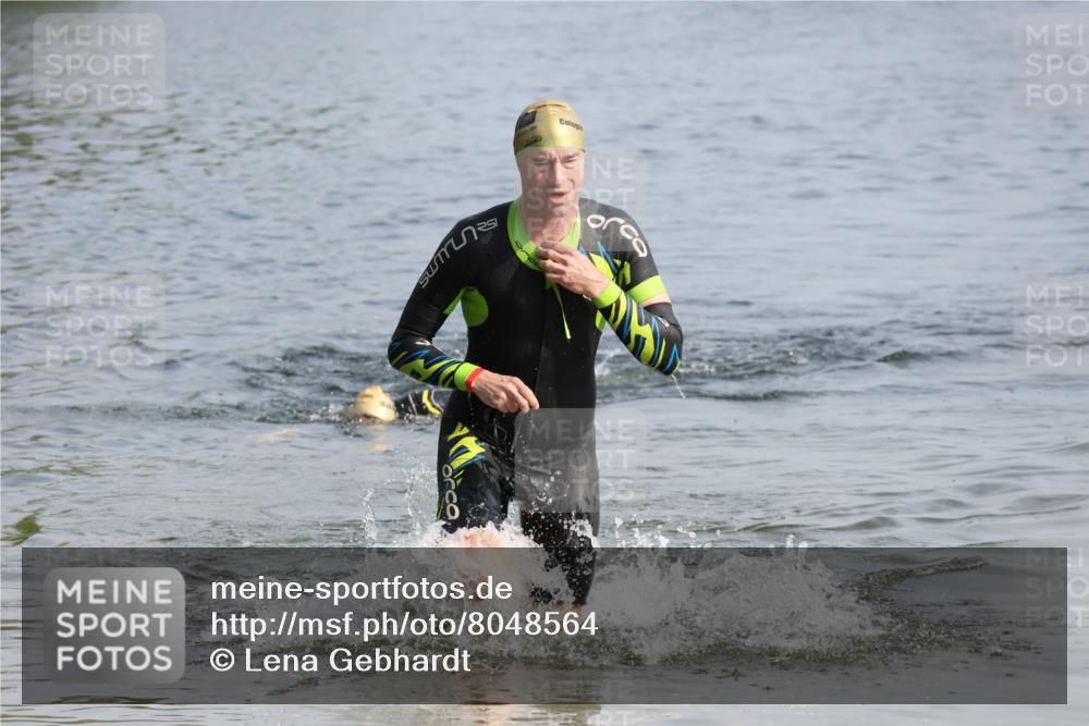 15.06.2025 - 27. Vierlanden-Triathlon Lena Gebhardt http://msf.ph/oto/8048564 15.06.2025 09:04:51 Schwimmen 238, 247 meine-sportfotos.de