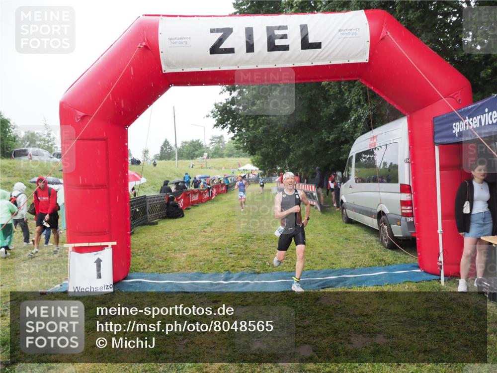 21.06.2025 - 27. Vierlanden-Triathlon MichiJ http://msf.ph/oto/8048565 15.06.2026 14:20:32 Ziel 1242, 1285 meine-sportfotos.de