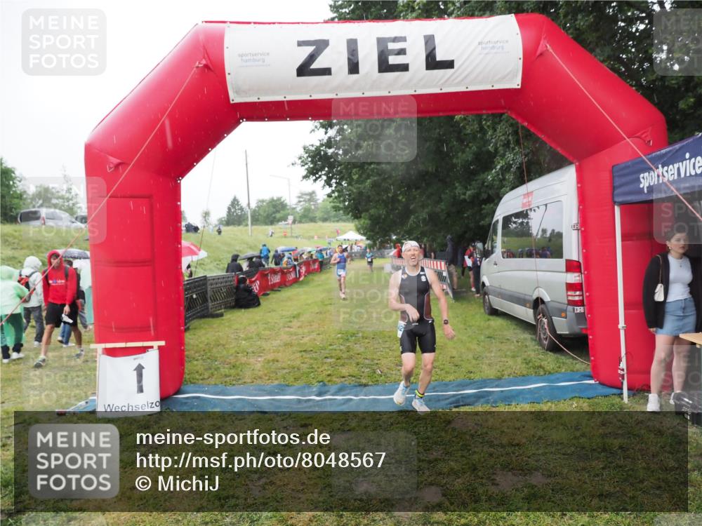 21.06.2025 - 27. Vierlanden-Triathlon MichiJ http://msf.ph/oto/8048567 15.06.2026 14:20:32 Ziel 1242, 1285 meine-sportfotos.de