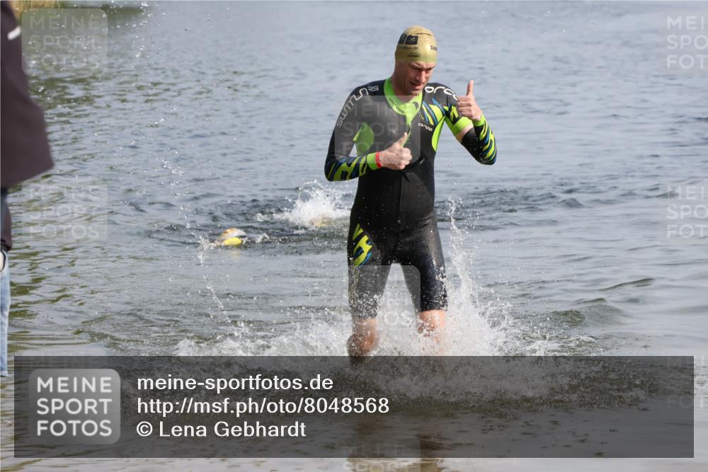 15.06.2025 - 27. Vierlanden-Triathlon Lena Gebhardt http://msf.ph/oto/8048568 15.06.2025 09:04:51 Schwimmen 238, 247 meine-sportfotos.de