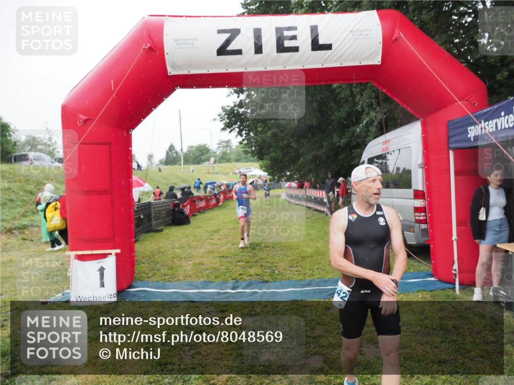21.06.2025 - 27. Vierlanden-Triathlon MichiJ http://msf.ph/oto/8048569 15.06.2026 14:20:34 Ziel 1242, 1285 meine-sportfotos.de