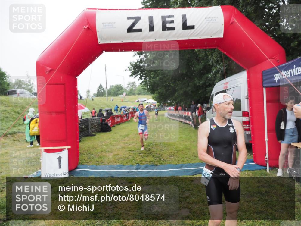 21.06.2025 - 27. Vierlanden-Triathlon MichiJ http://msf.ph/oto/8048574 15.06.2026 14:20:34 Ziel 1242, 1285 meine-sportfotos.de