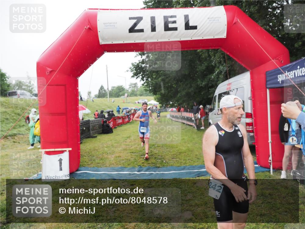 21.06.2025 - 27. Vierlanden-Triathlon MichiJ http://msf.ph/oto/8048578 15.06.2026 14:20:34 Ziel 1242, 1285 meine-sportfotos.de