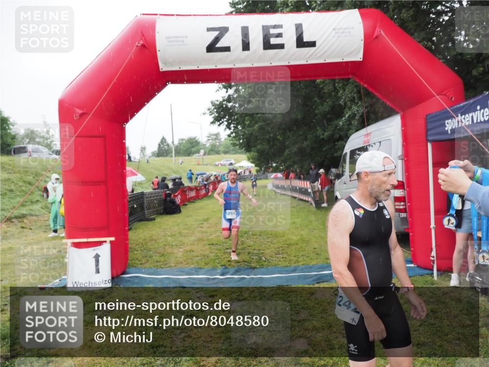 21.06.2025 - 27. Vierlanden-Triathlon MichiJ http://msf.ph/oto/8048580 15.06.2026 14:20:34 Ziel 1242, 1285 meine-sportfotos.de