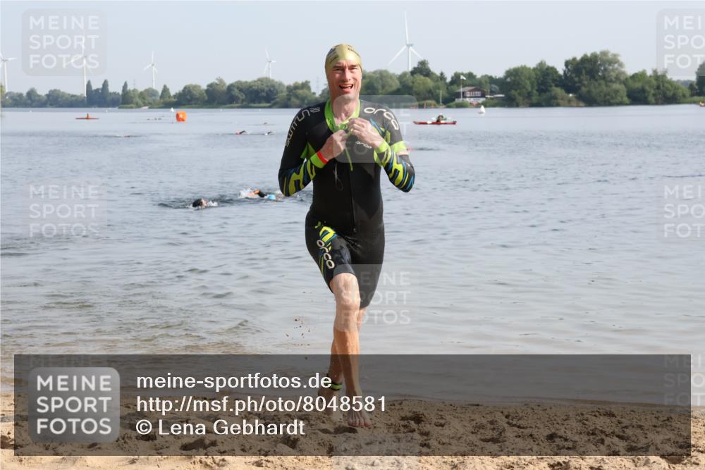 15.06.2025 - 27. Vierlanden-Triathlon Lena Gebhardt http://msf.ph/oto/8048581 15.06.2025 09:04:55 Schwimmen 205, 238 meine-sportfotos.de