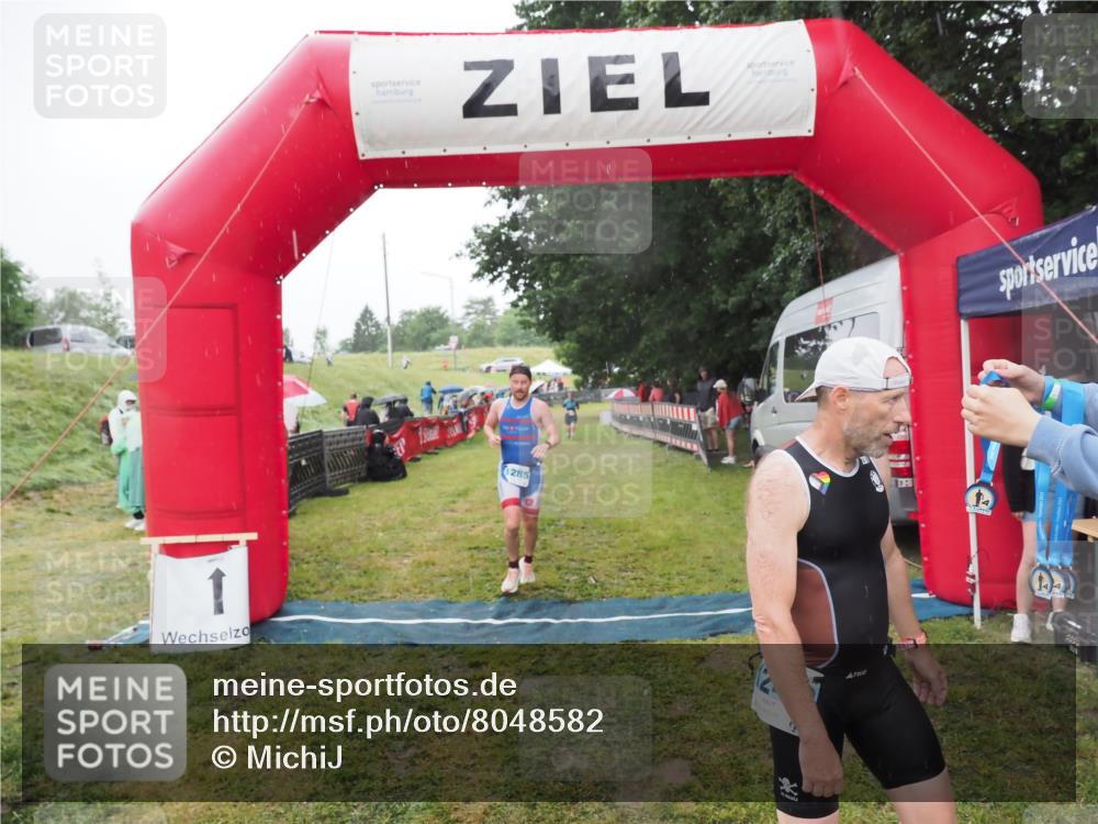 21.06.2025 - 27. Vierlanden-Triathlon MichiJ http://msf.ph/oto/8048582 15.06.2026 14:20:34 Ziel 1242, 1285 meine-sportfotos.de