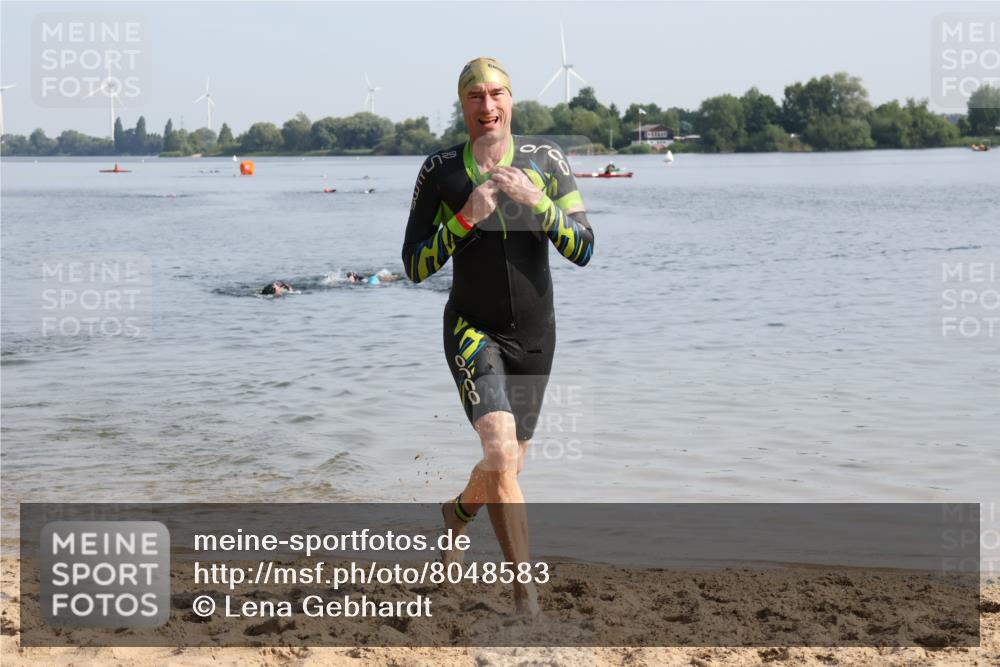 15.06.2025 - 27. Vierlanden-Triathlon Lena Gebhardt http://msf.ph/oto/8048583 15.06.2025 09:04:55 Schwimmen 205, 238 meine-sportfotos.de