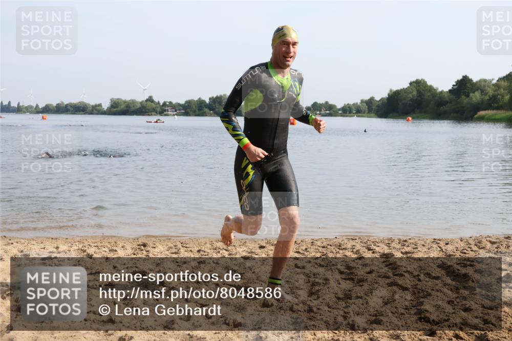 15.06.2025 - 27. Vierlanden-Triathlon Lena Gebhardt http://msf.ph/oto/8048586 15.06.2025 09:04:56 Schwimmen 205, 238 meine-sportfotos.de