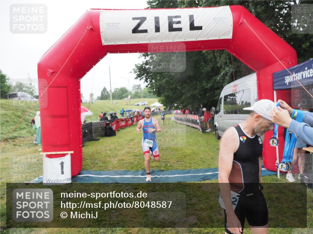 21.06.2025 - 27. Vierlanden-Triathlon MichiJ http://msf.ph/oto/8048587 15.06.2026 14:20:35 Ziel 1242, 1285 meine-sportfotos.de
