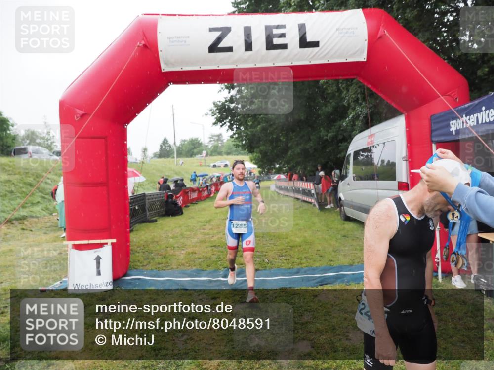 21.06.2025 - 27. Vierlanden-Triathlon MichiJ http://msf.ph/oto/8048591 15.06.2026 14:20:35 Ziel 1242, 1285 meine-sportfotos.de